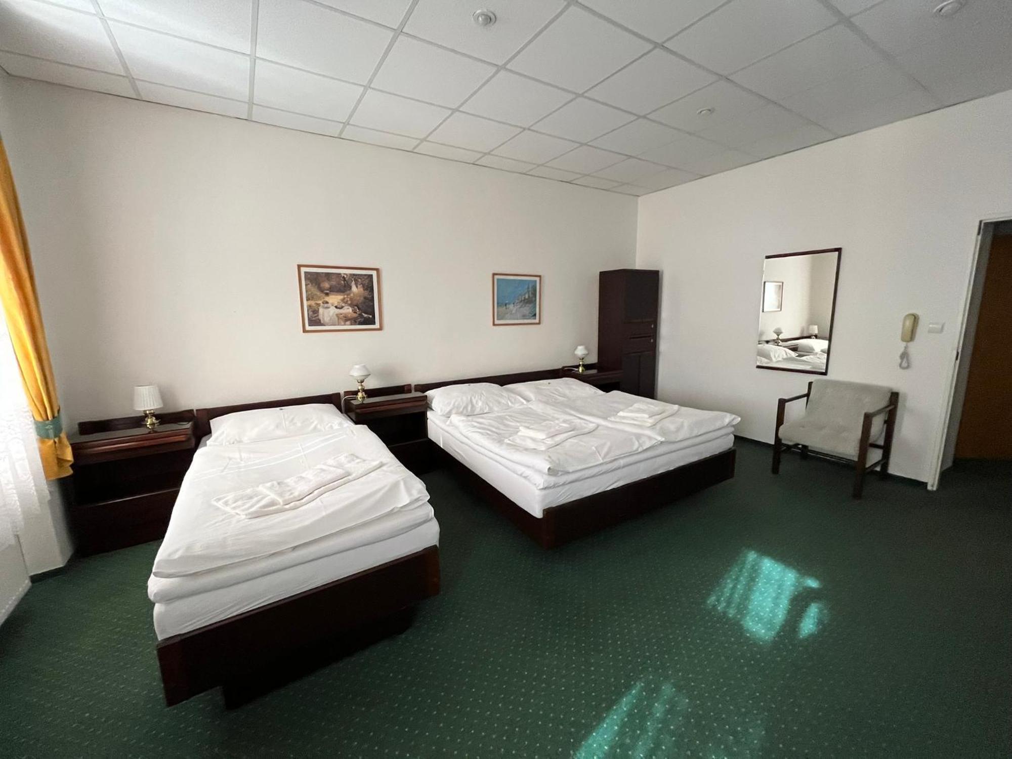 Hotel Omega Брно Экстерьер фото