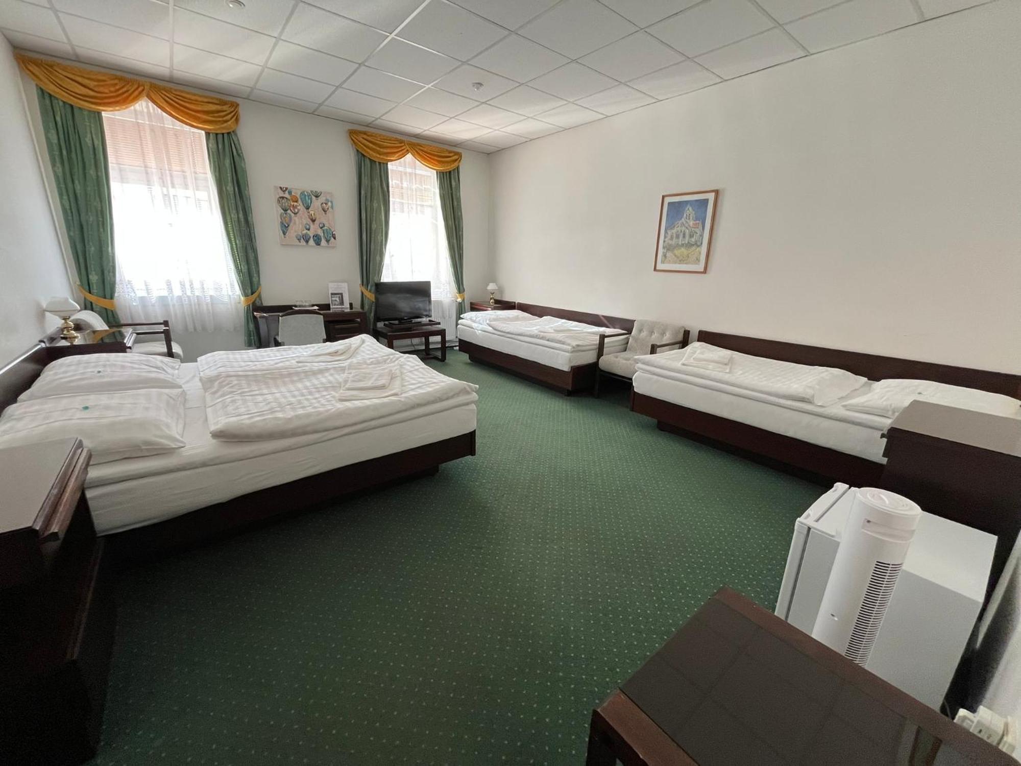 Hotel Omega Брно Экстерьер фото