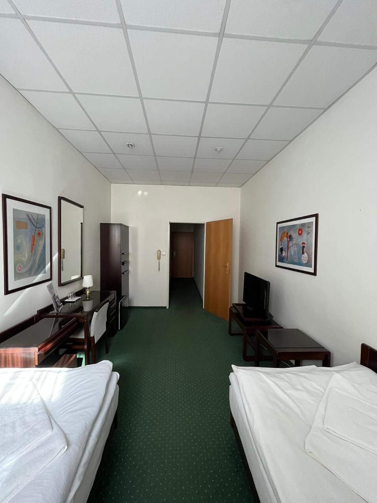 Hotel Omega Брно Экстерьер фото